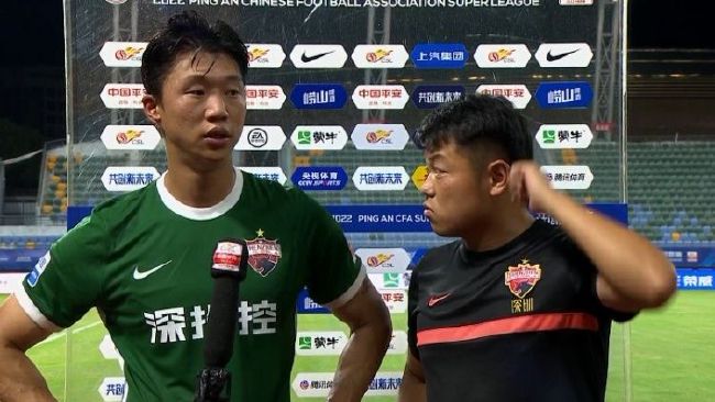 Simone 和女友 Claire 一对在一路多年的女女情侣，在她终究决议出柜之时，却碰到了一名餐厅主厨，出柜打算一时被打乱。——橘里橘气字幕组